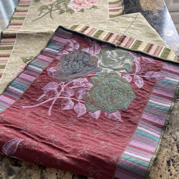 Rose Table Runner - Picture 6 of 6